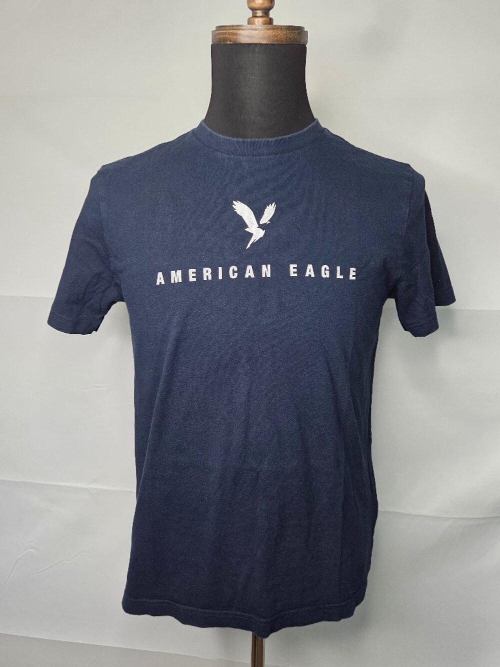American Eagle Men's Navy Blue T-shirt Size S